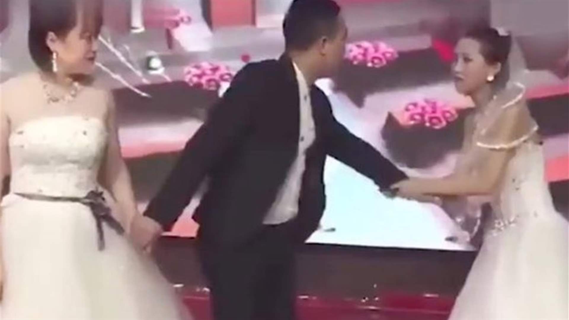 اقتحمت حفل زفاف حبيبها السابق بفستان أبيض (فيديو)