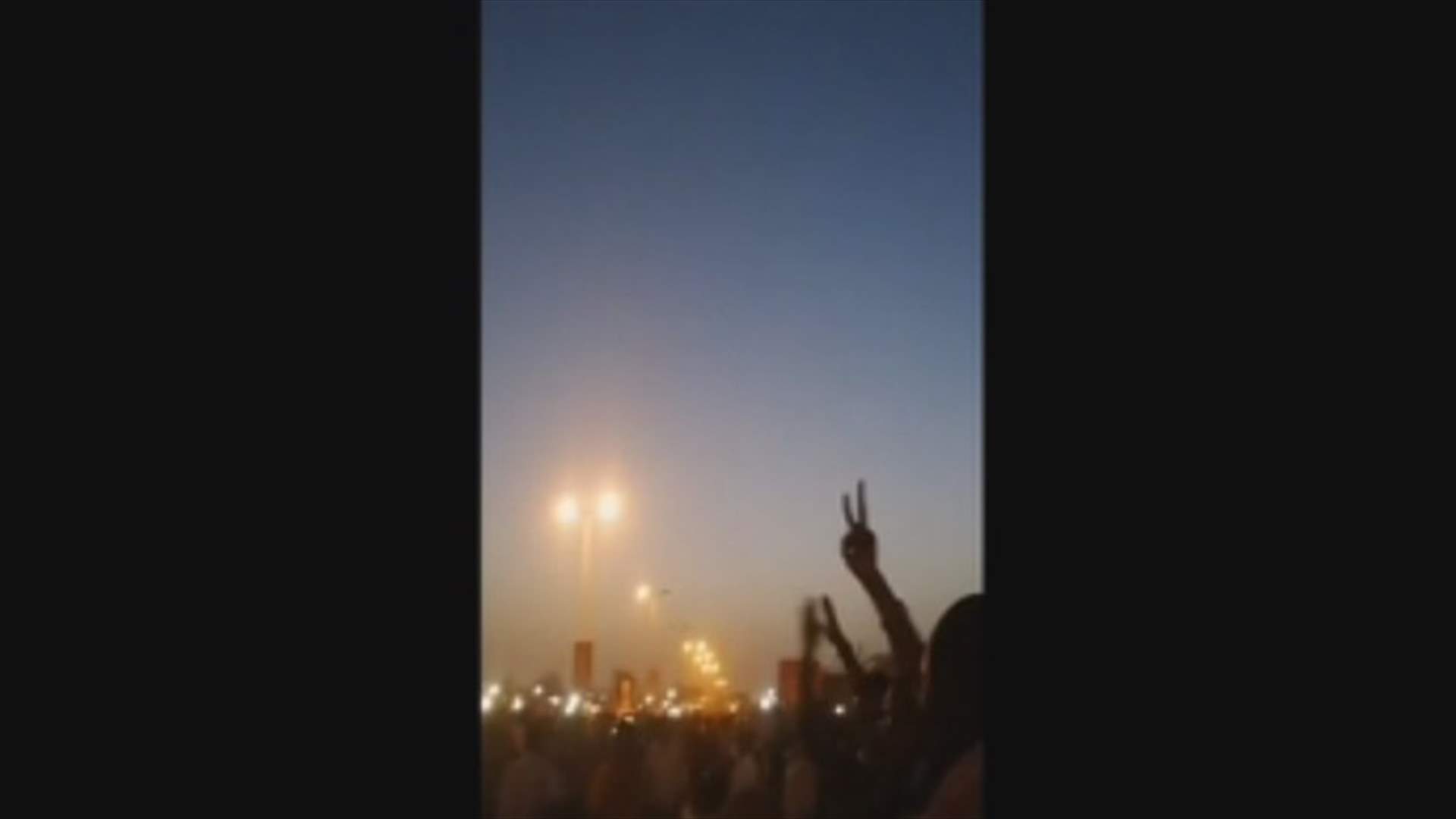 اناشيد وطنية وانتشار مركبات الجيش في الخرطوم...ماذا يحصل في السودان؟