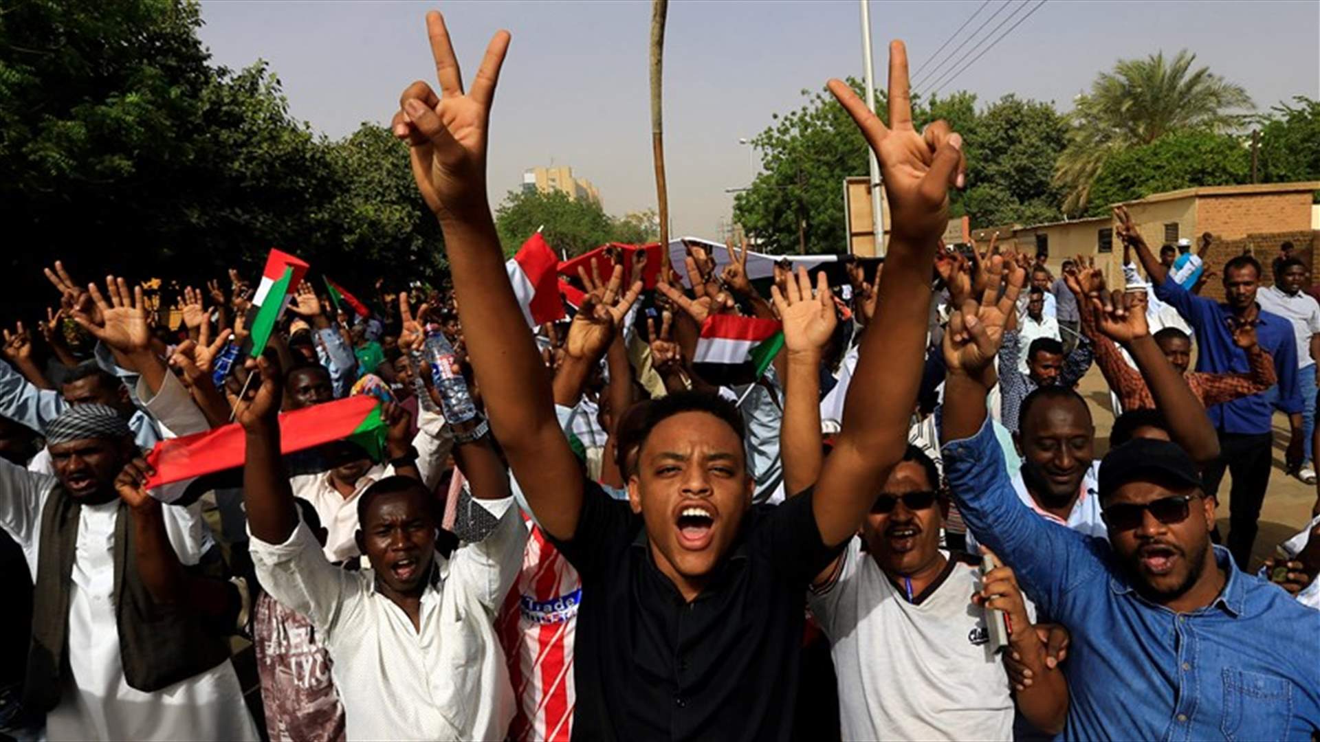 محتجون يهاجمون مقر جهاز الأمن والمخابرات في مدينتين بالسودان