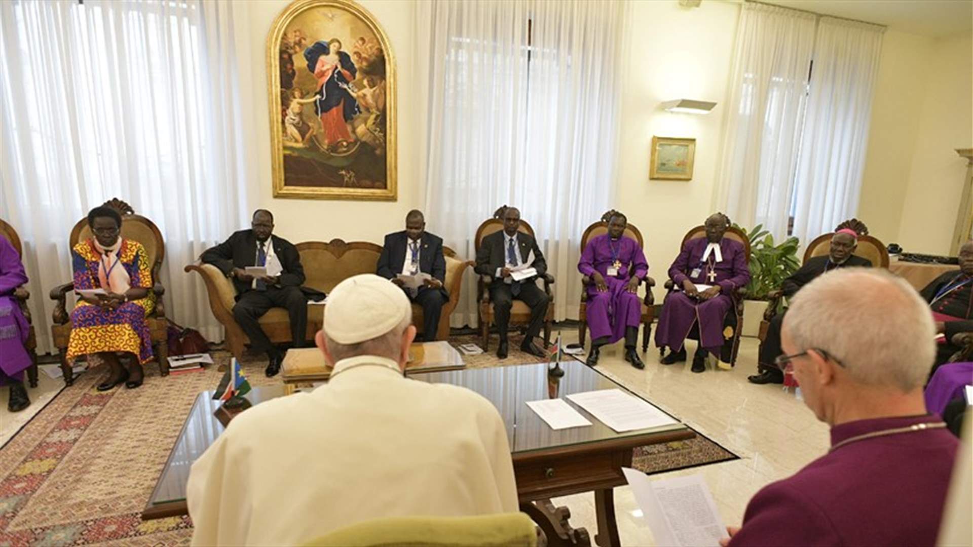 البابا يقبّل أقدام زعماء جنوب السودان... ويدعوهم للحفاظ على السلام (فيديو)