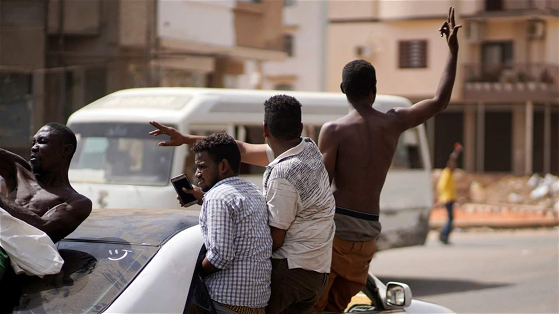الجيش السوداني يدعو المواطنين لالتزام حظر التجول الليلي... والمتظاهرون يواصلون احتجاجهم