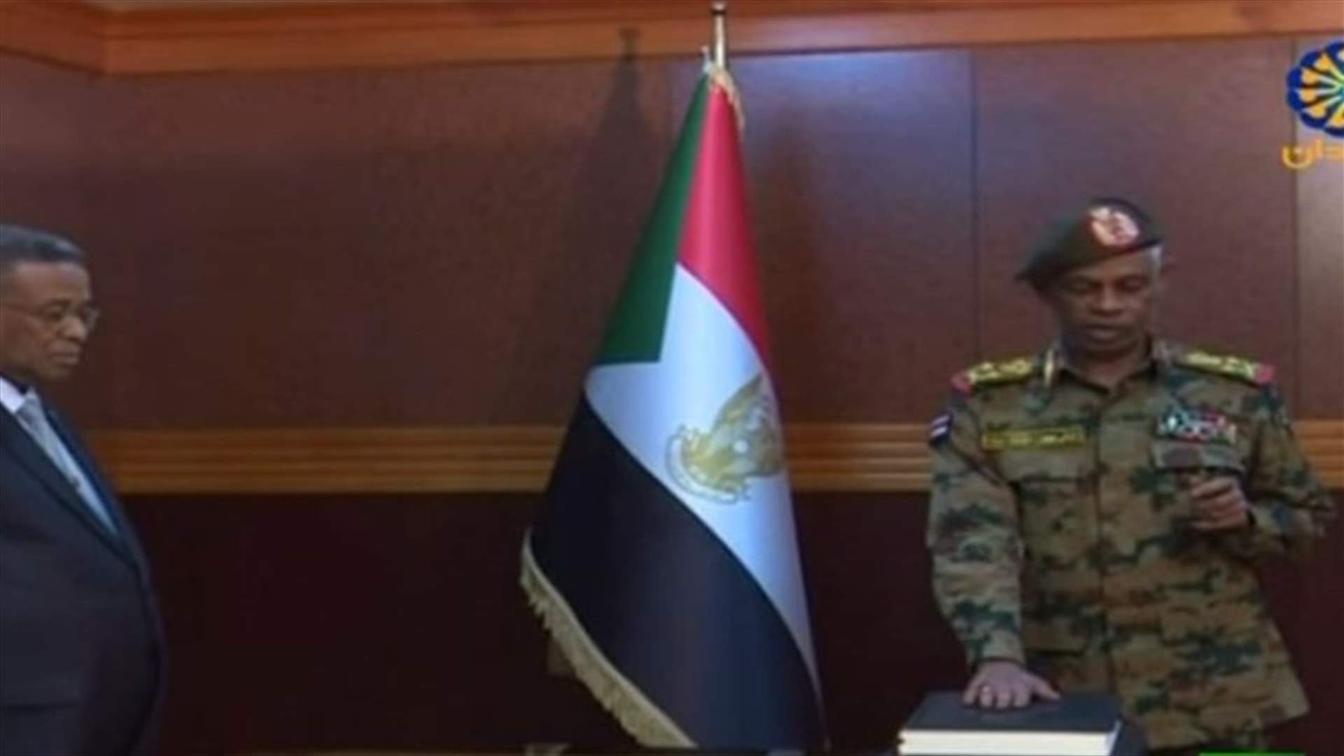 وزير الدفاع السوداني يؤدي القَسَم رئيساً للمجلس العسكري الانتقالي