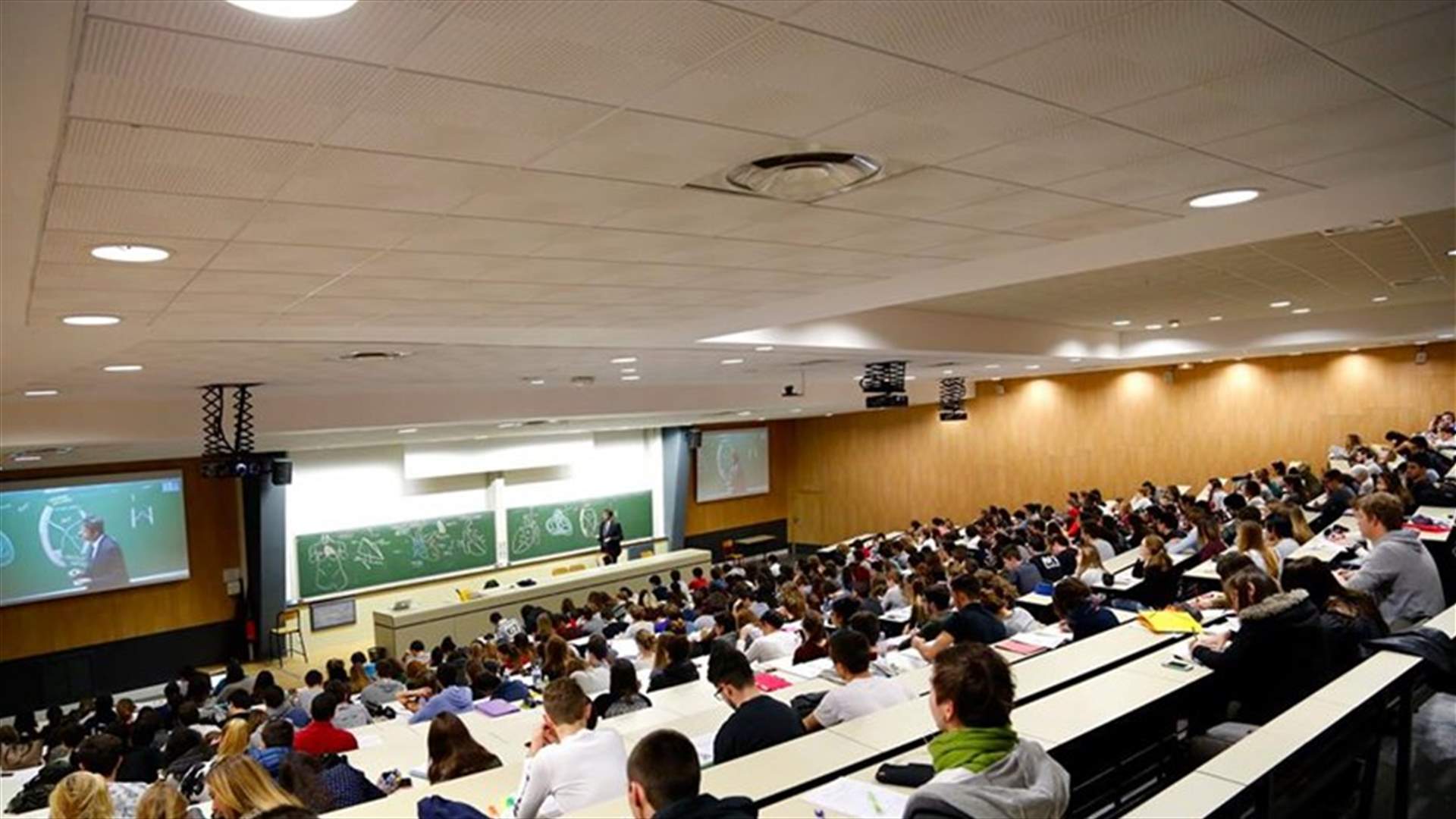 أستاذ جامعة أجبر طلابه على خلع سراويلهم (فيديو)