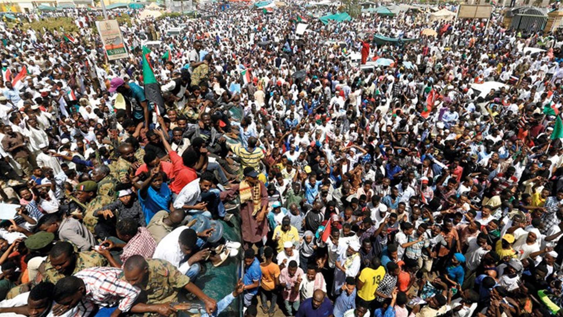 المحتجون يقدمون مطالبهم إلى المجلس العسكري الانتقالي في السودان