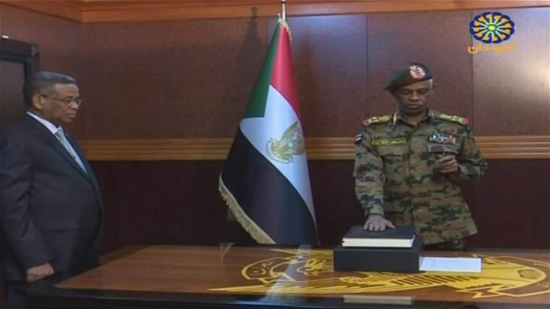 المجلس العسكري السوداني يحيل وزير الدفاع للتقاعد ويعين مديرا جديدا للمخابرات