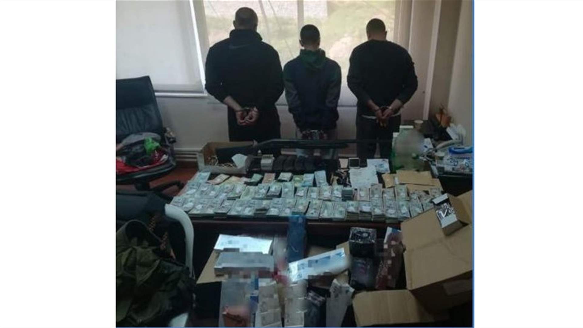 عملية دهم في مجدل عنجر... وتوقيف 3 اشخاص بجرم تهريب تبغ وسجائر وكحول وأدوية مخدّرة