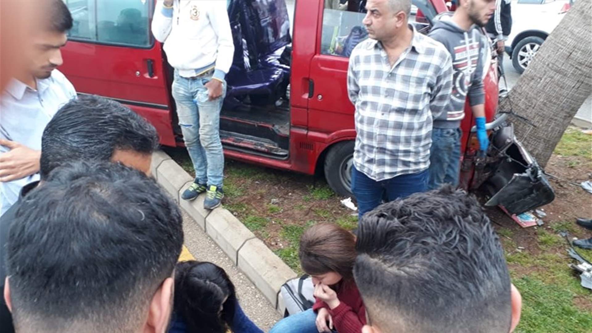 جرحى في إصطدام فان بشجرة عند الكورنيش البحري لصيدا