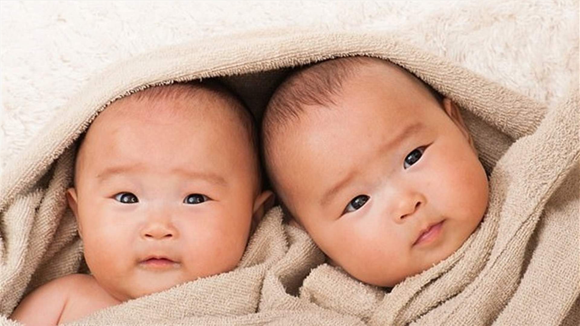 عراك بين توأم داخل رحم الوالدة... وفيديو يُوثّق الحادثة الطريفة
