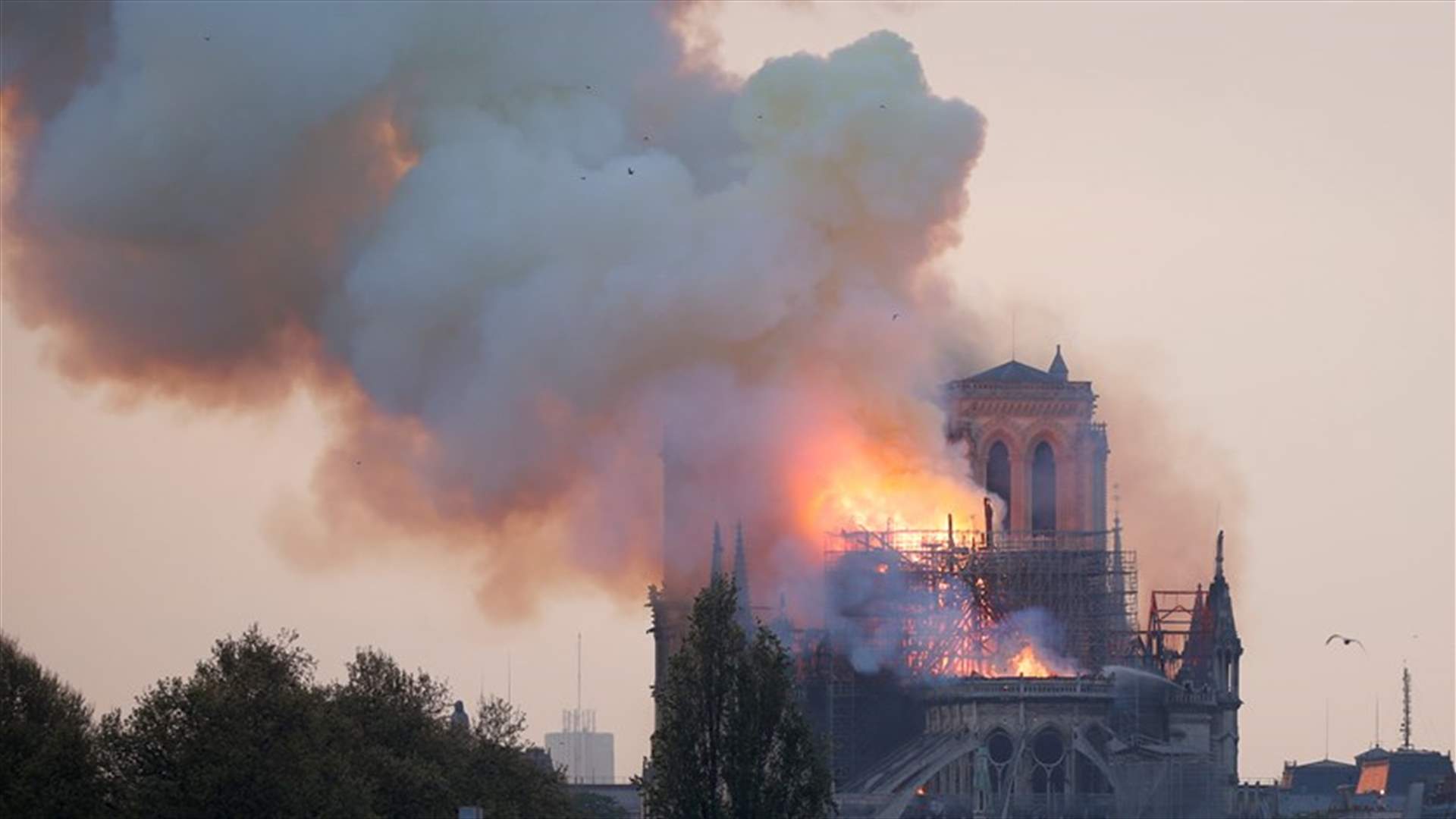 فيديو يوثّق لحظة انهيار برج كاتدرائية نوتردام في باريس