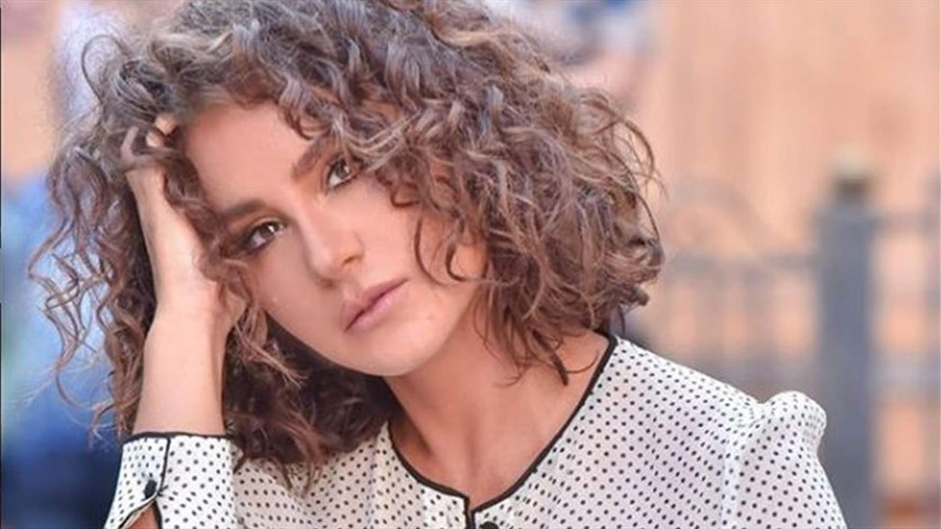 ديما قندلفت تكشف عن بطنها في أجرأ إطلالة لها أمام قلعةٍ تاريخية في دمشق