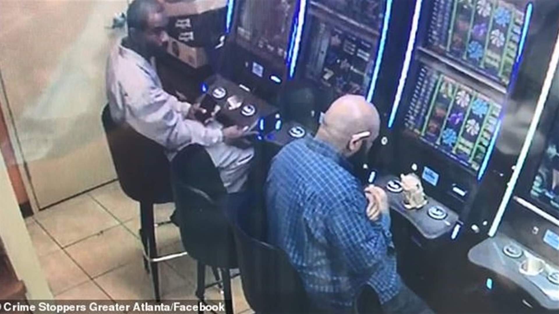 كاميرات المراقبة توثّق عملية سرقة غريبة... شاهدوا كيف "نهب" ماكينة القمار!