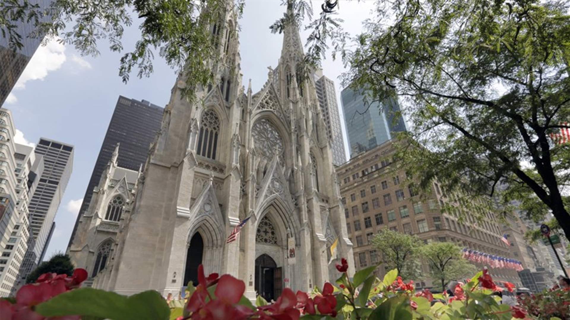قصة الشخص الذي دخل كاتدرائية القديس باتريك في نيويورك حاملا عبوتي بنزين