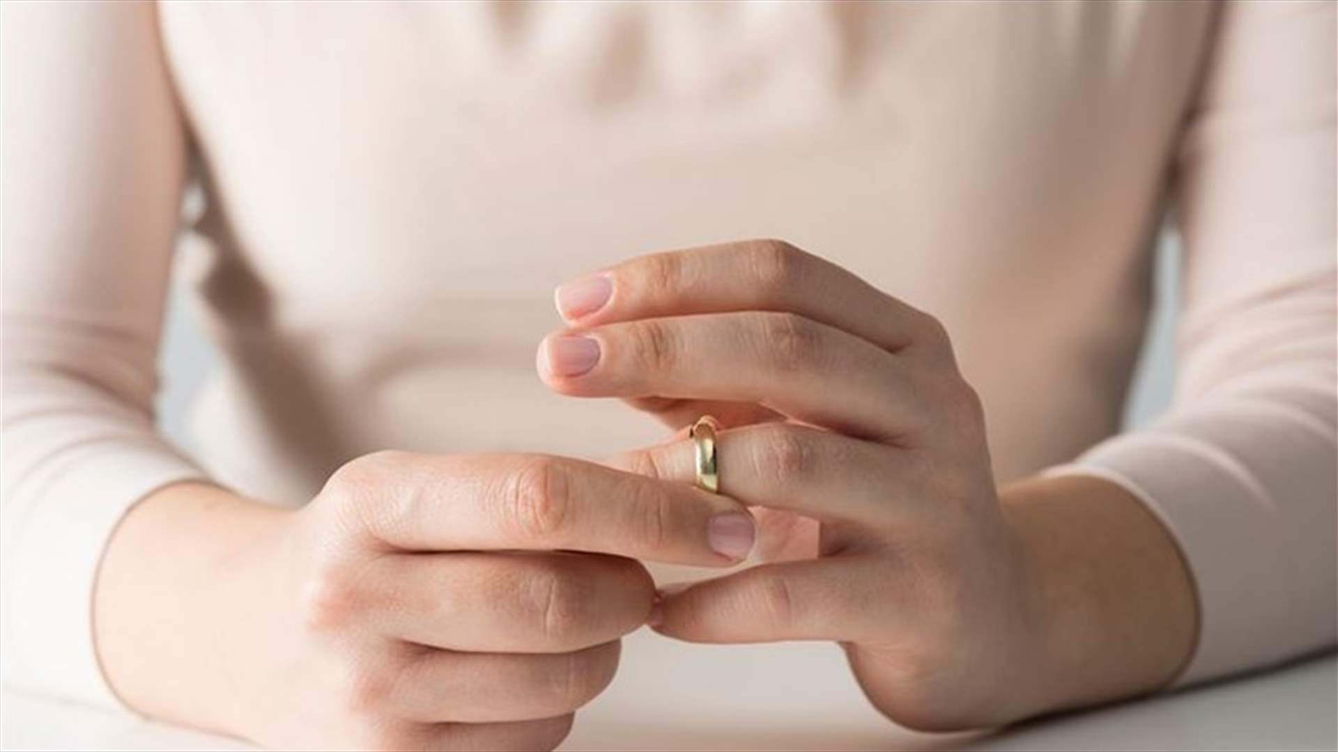امرأة تطلب الطلاق من زوجها بسبب ضحكته المحرجة!