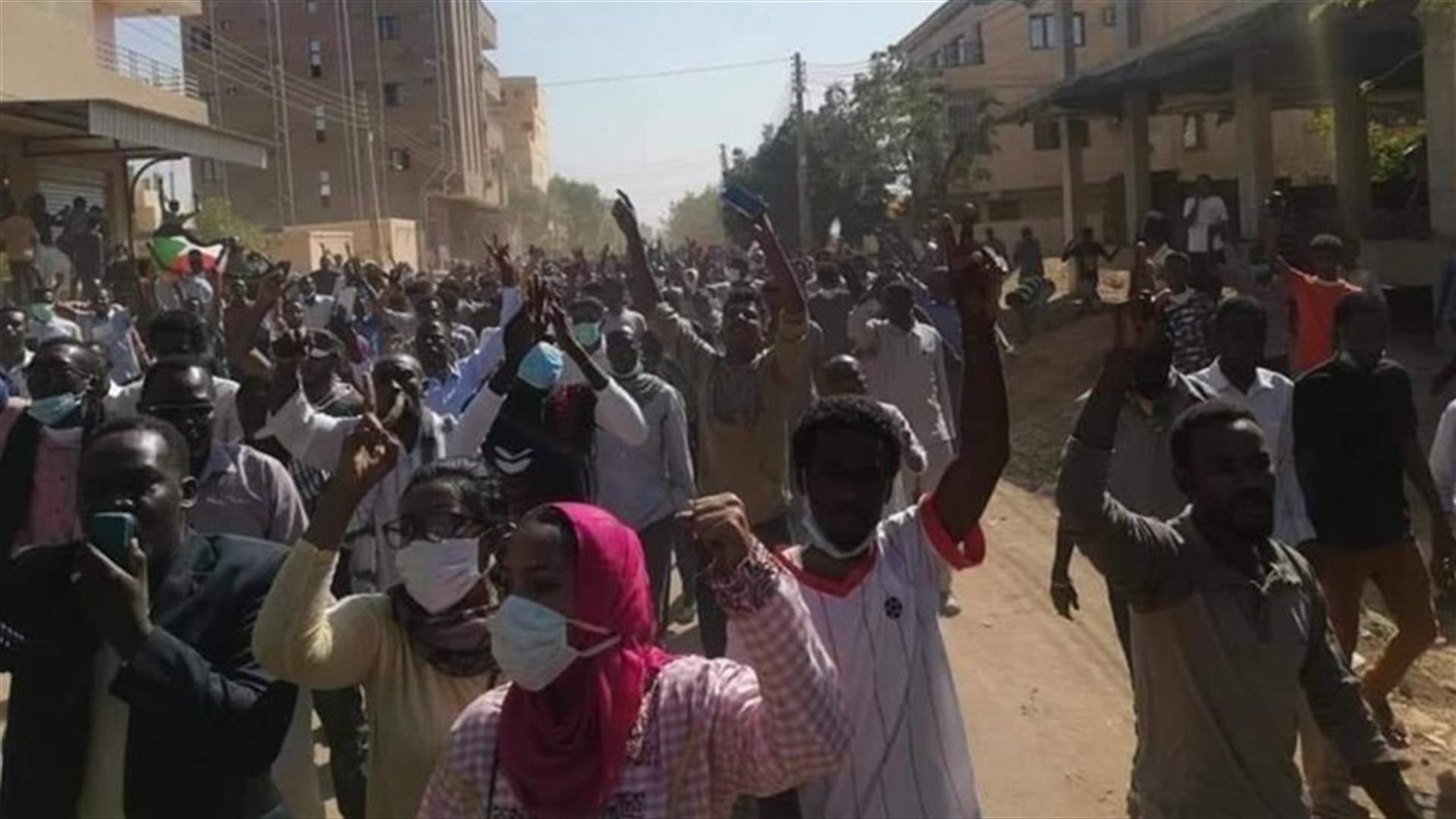 محتجون يتدفقون الى اعتصام خارج وزارة الدفاع السودانية