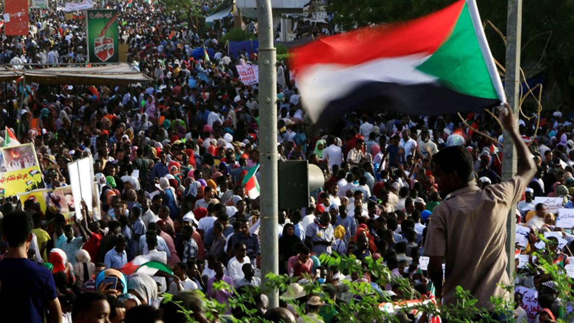 واشنطن تشيد بخطوات المجلس العسكري في السودان وتوفد مبعوثا إلى الخرطوم