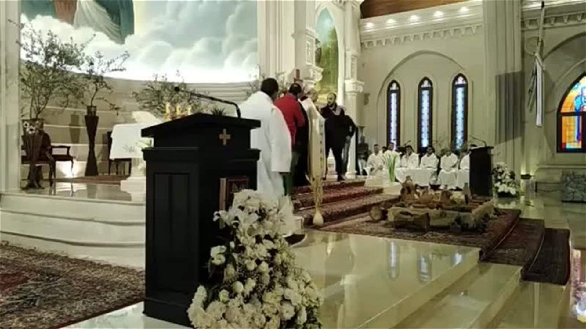 قاطع رتبة الغسل في الجية... ووضع يده على كتف الكاهن قائلا: "أنا قادم من جهنم" (فيديو)