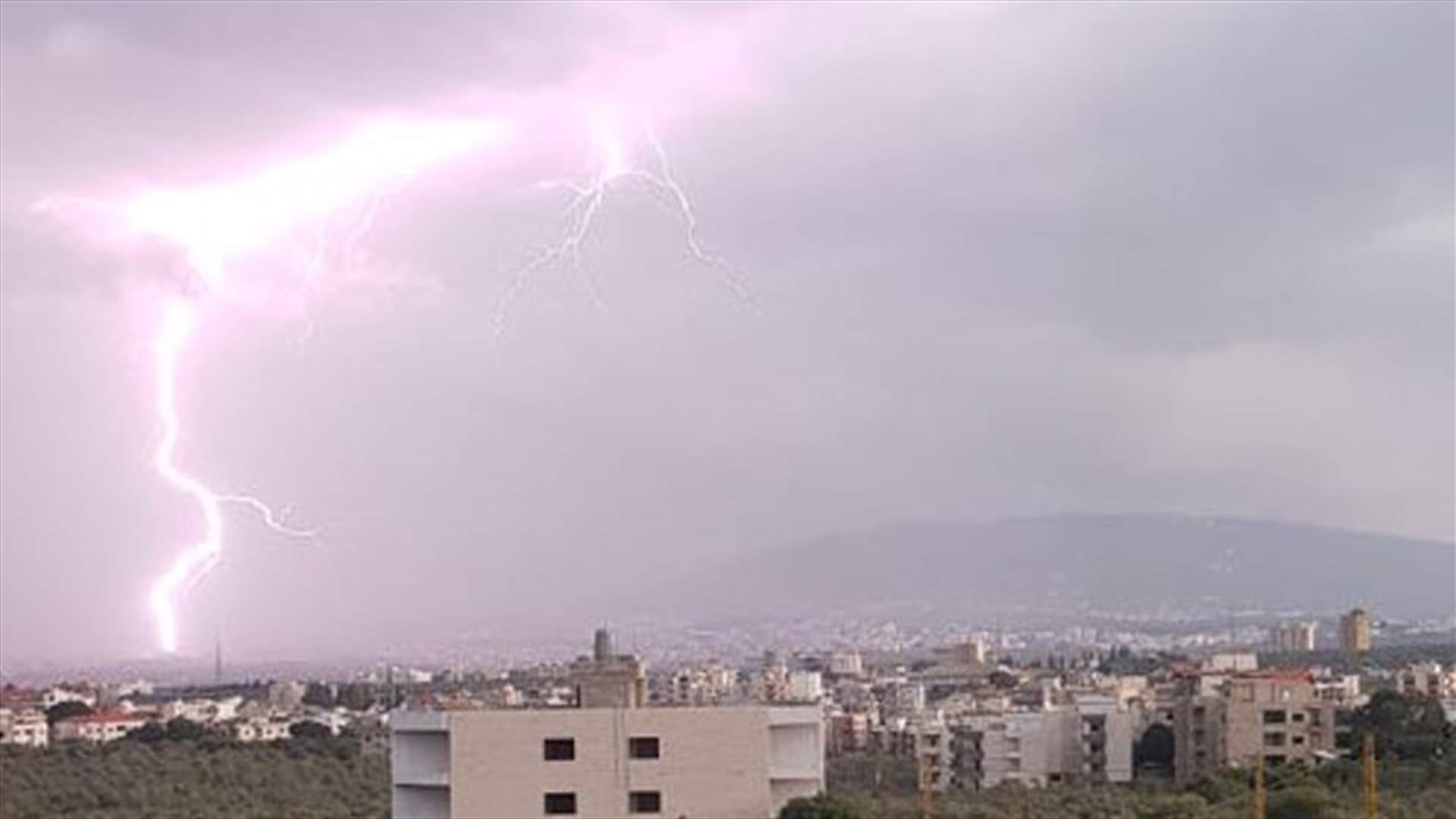 لبناني يلتقط صورتين للحظة سقوط صاعقة في الكورة (صور)