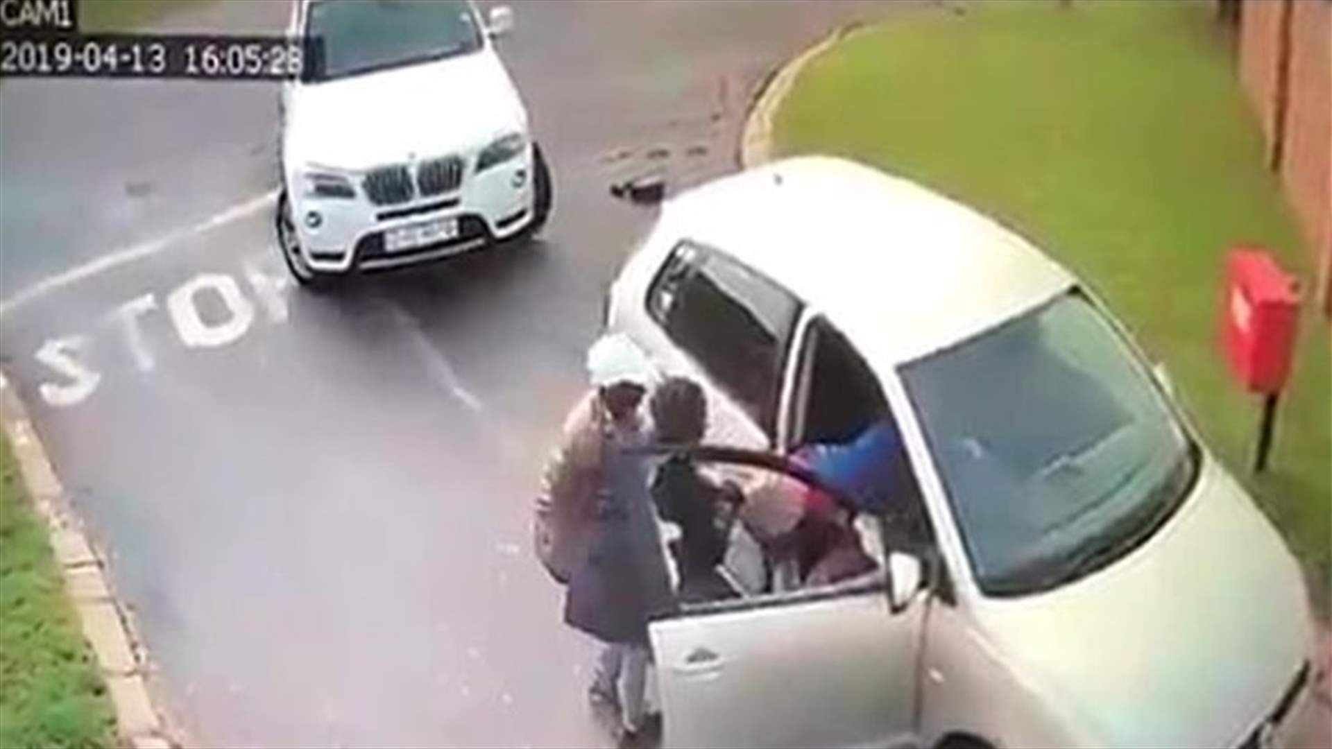 رجلان يجران سائحة من شعرها... لسرقة سيارتها! (فيديو صادم)