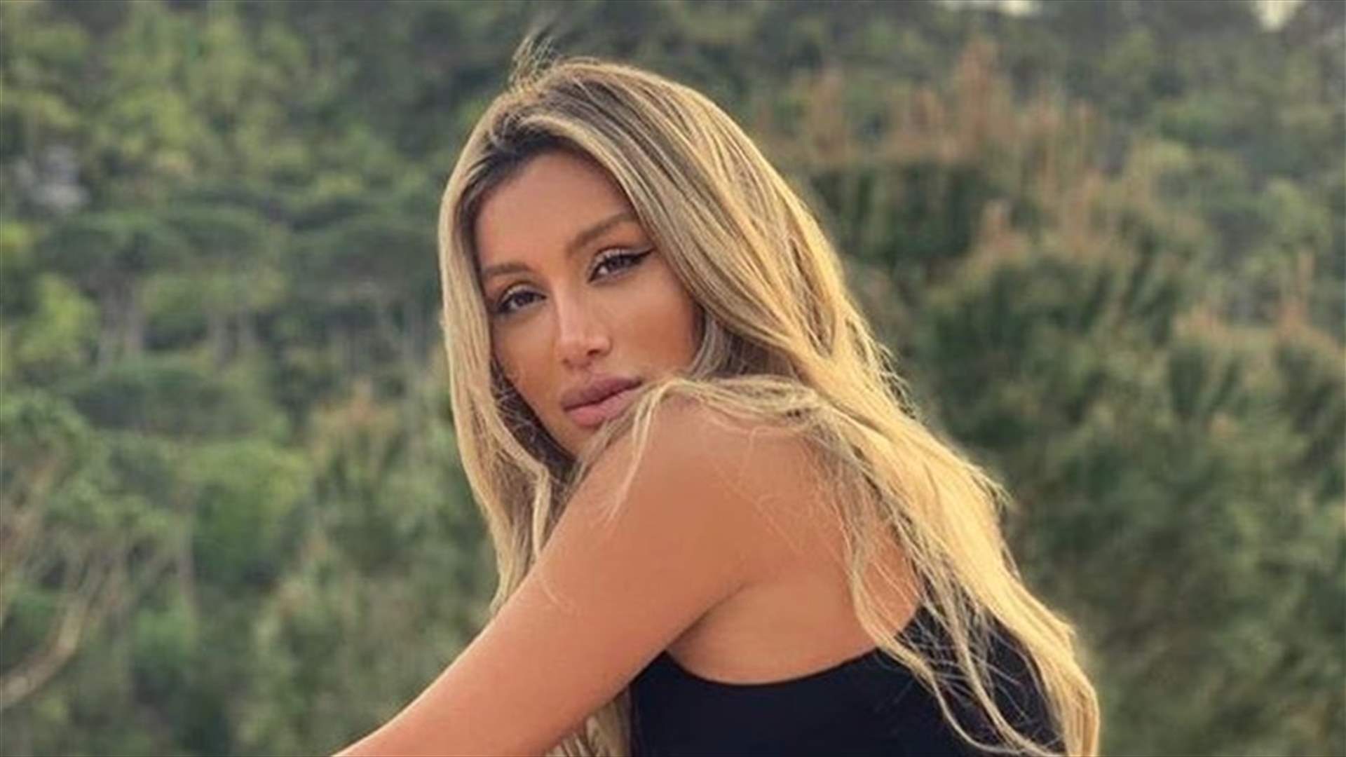 مايا دياب تحضن مدير أعمالها في الشارع وتخلع معطفها (فيديو)