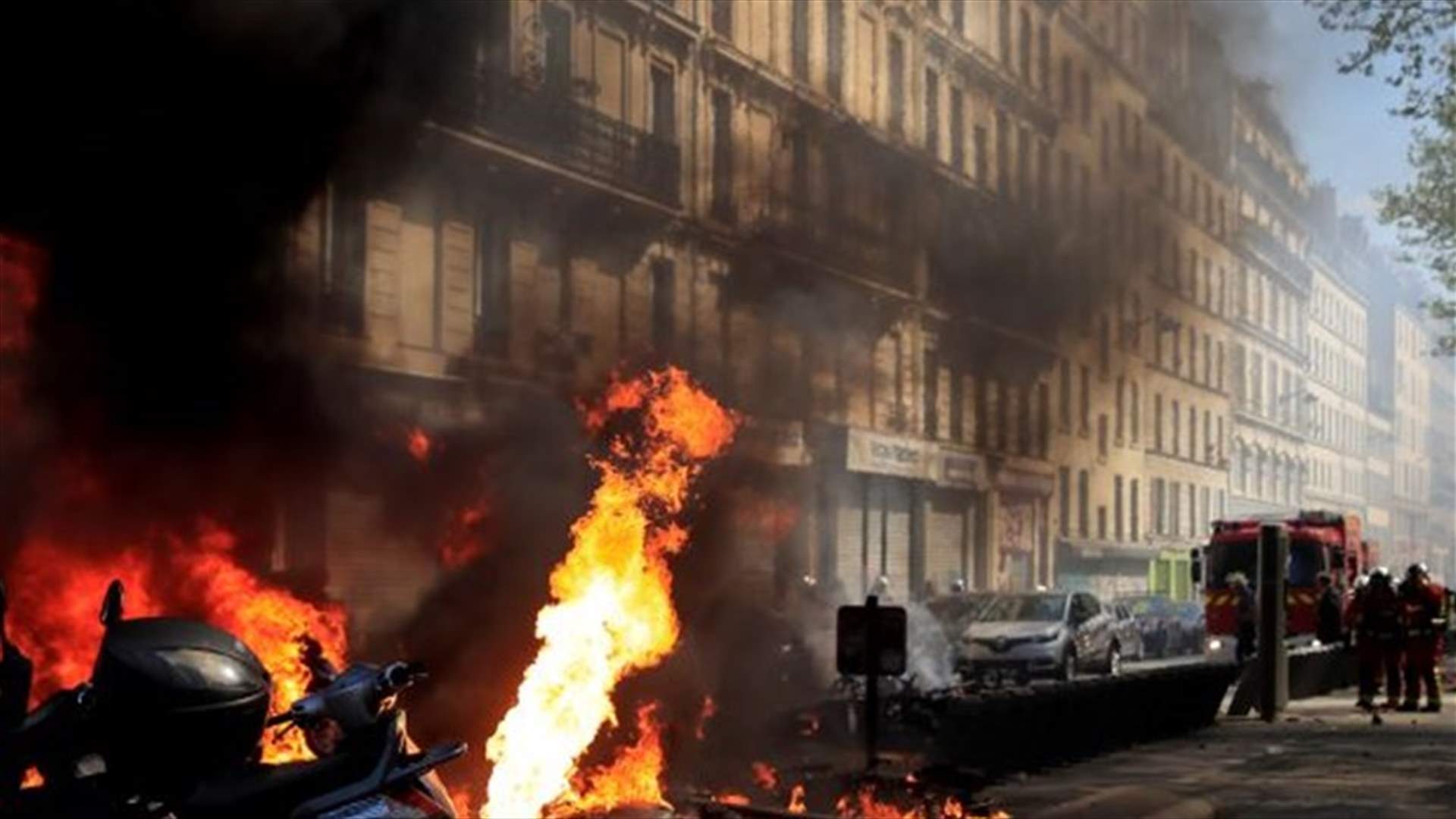 Clashes break out between police and some yellow vest rioters in Paris