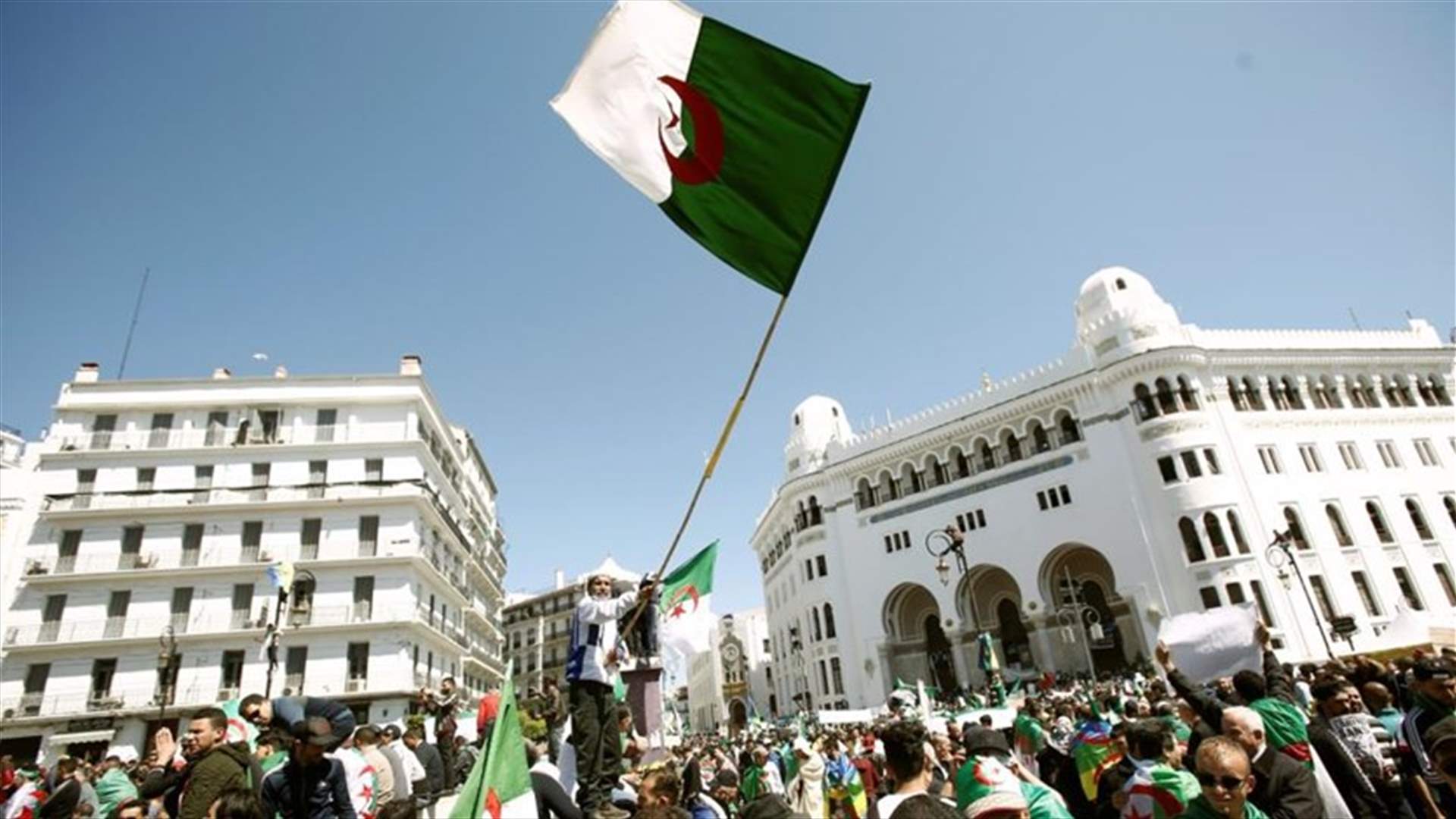 القضاء الجزائري يحقّق مع وزير المالية ورئيس الوزراء السابق
