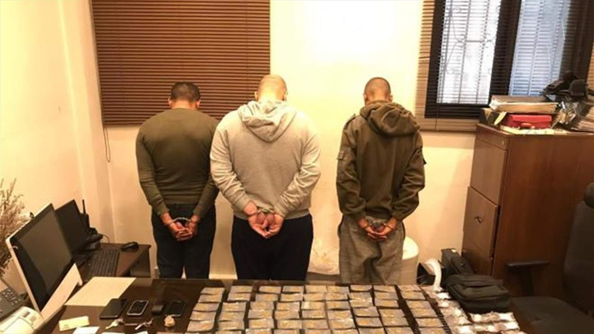 شعبة المعلومات تنصب كميناً في بلدة المشرف... توقيف مروج ومتعاطين