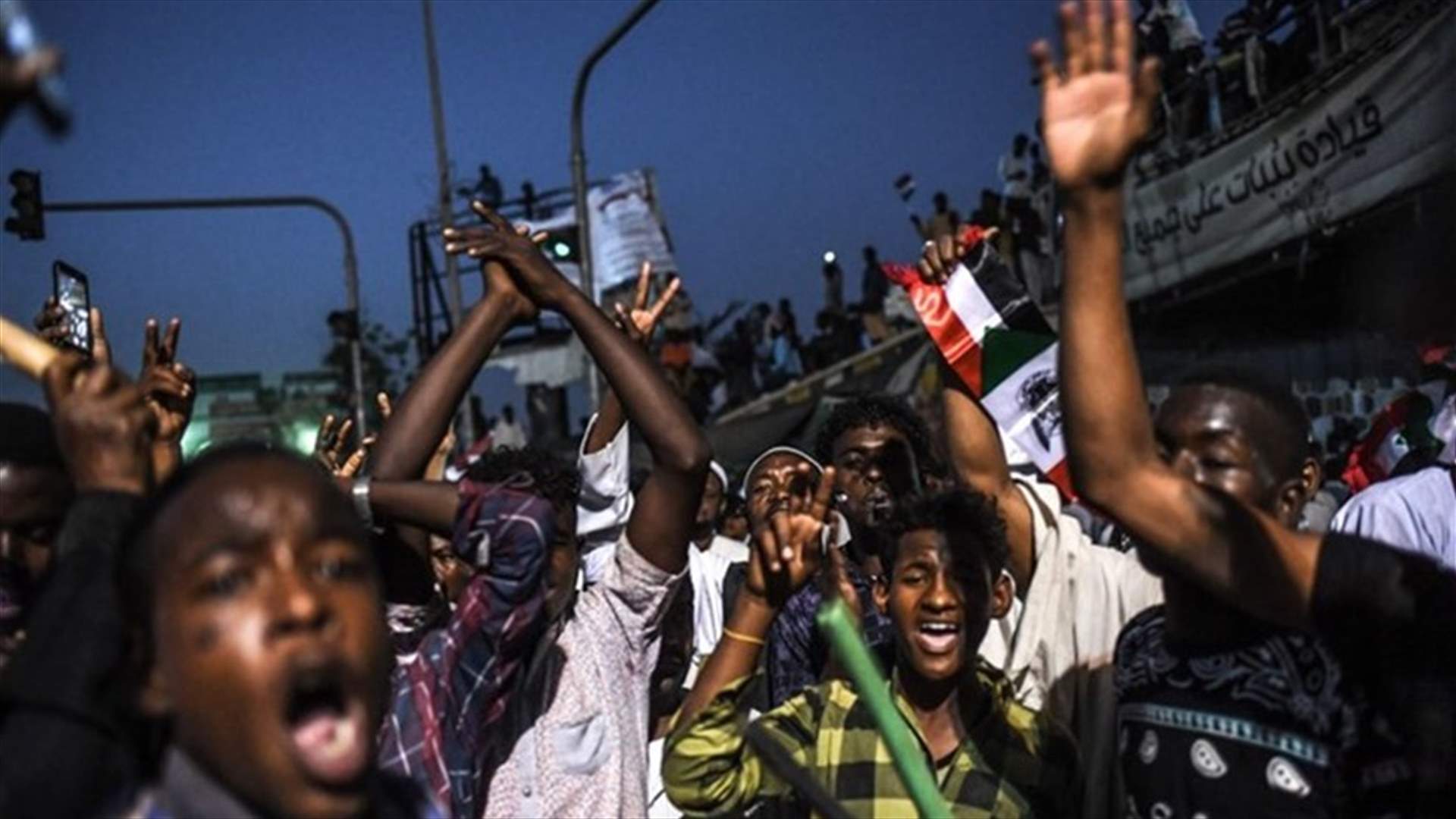 المجلس العسكري السوداني يحذر من اغلاق الطرق وسط استمرار الاحتجاجات