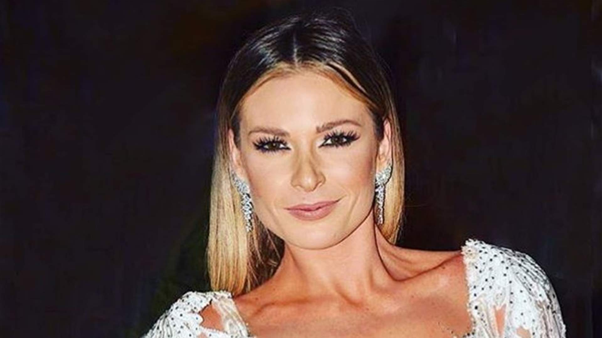 باميلا الكيك ترقص بأنوثة وتكشف عن بطنها (فيديو)