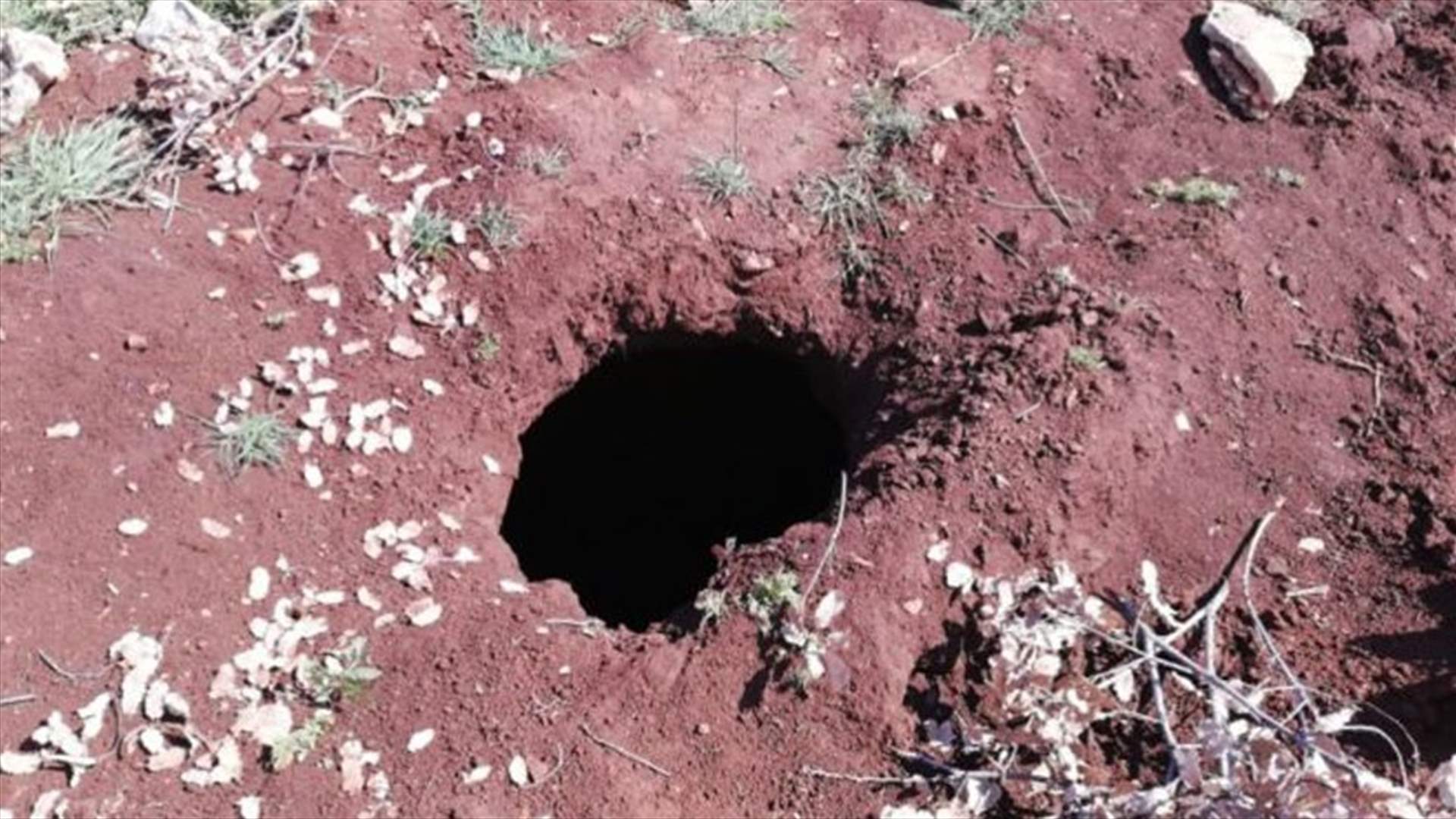 إنزلاق التربة يكشف عن فالق جيولوجي في بلدة الرام (صورة)