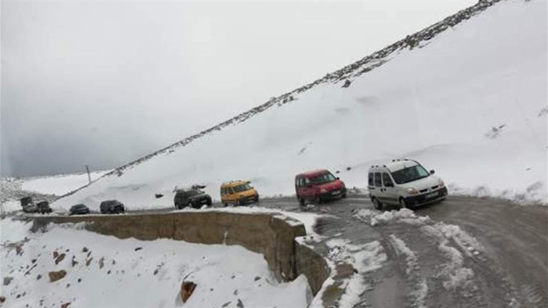 إنقاذ عسكريين ومدنيين احتجزتهم الثلوج على طريق مرجحين فنيدق (صورة)