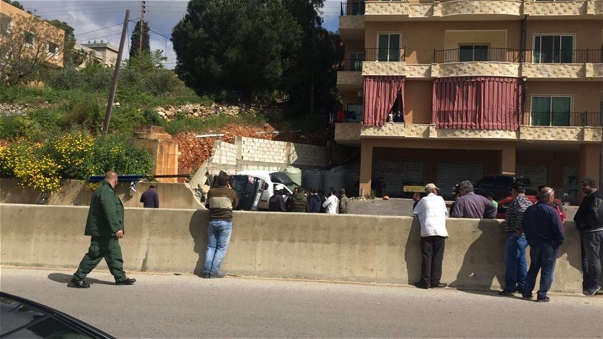 قُتلت الأم وجُرح الابن في حادث سير مروّع في كفررمان (صور)