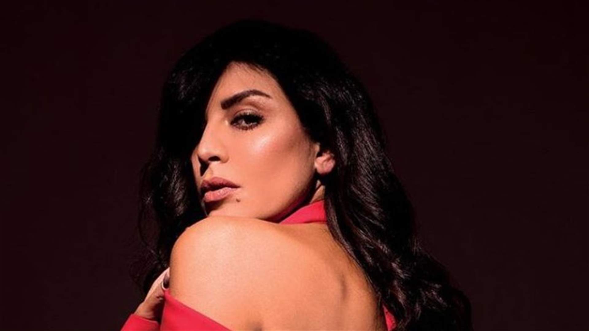 أمل بوشوشة تلفت الأنظار بفستانها القصير ومكشوف الظهر (فيديو)