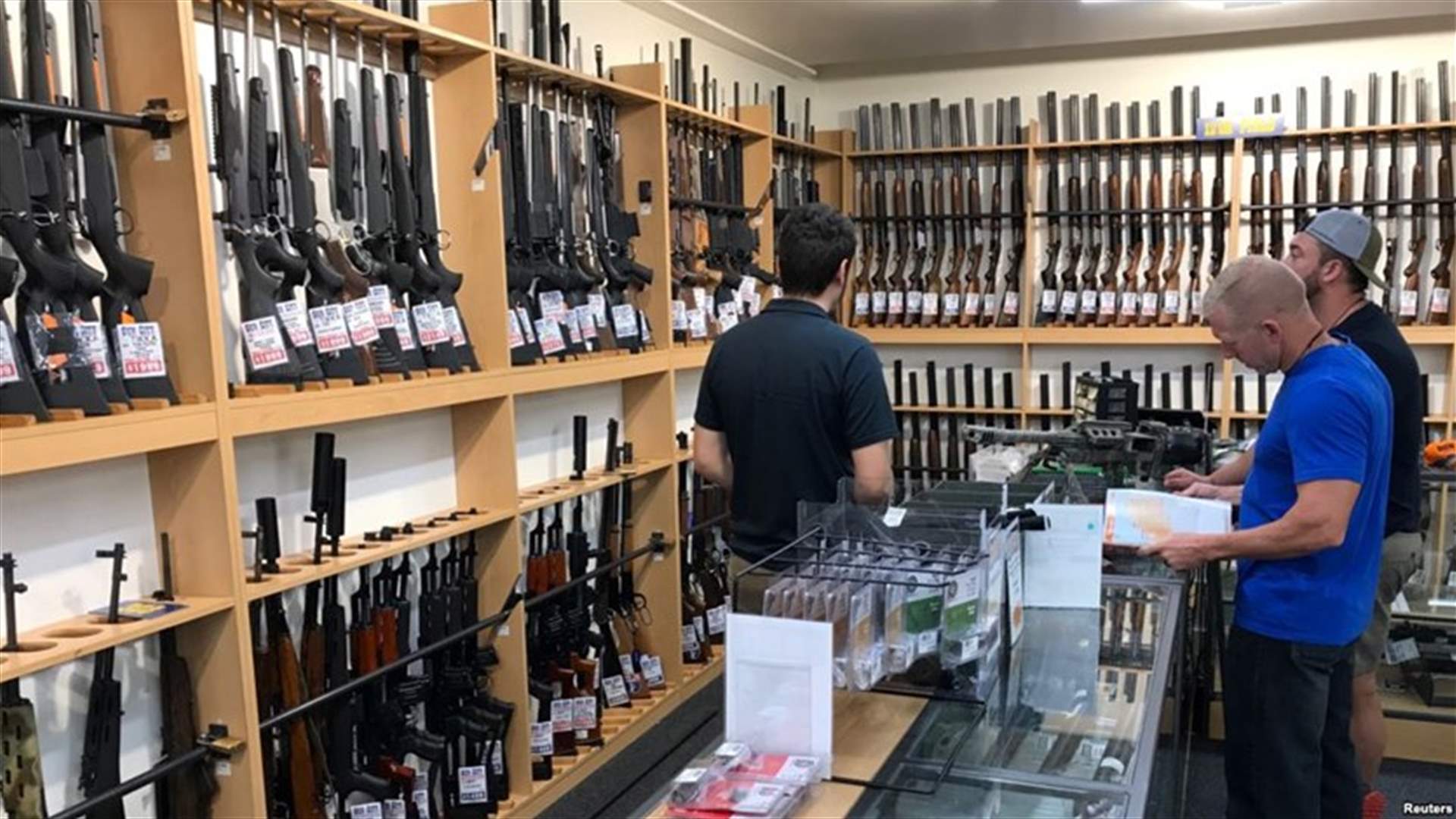 سرقَ 11 قطعة سلاح من مركز للشرطة في نيوزيلندا... وفرّ الى جهة مجهولة