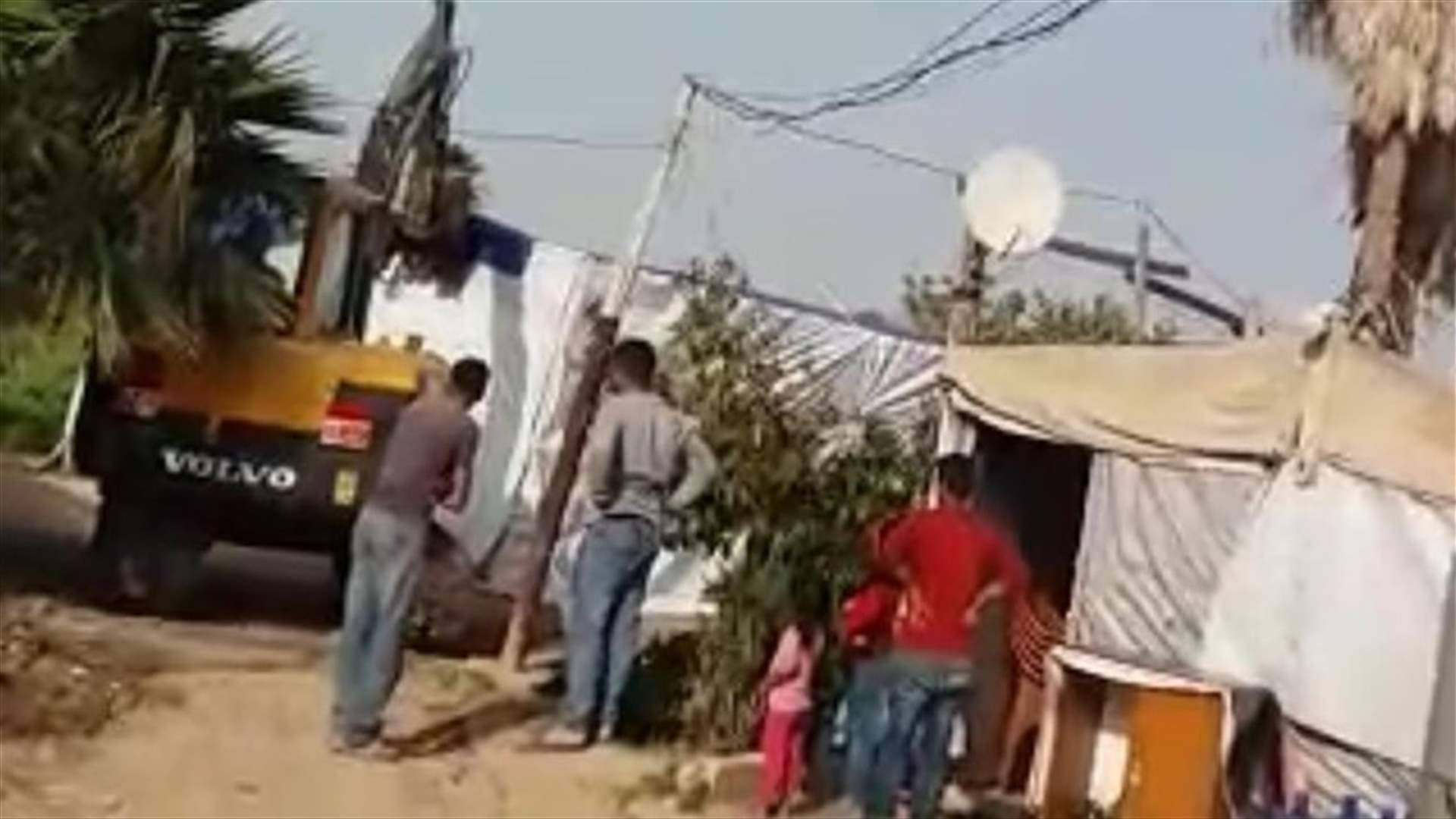 مصلحة الليطاني أزالت خيم النازحين المنتشرة بجانب برك رأس العين - صور (فيديو)