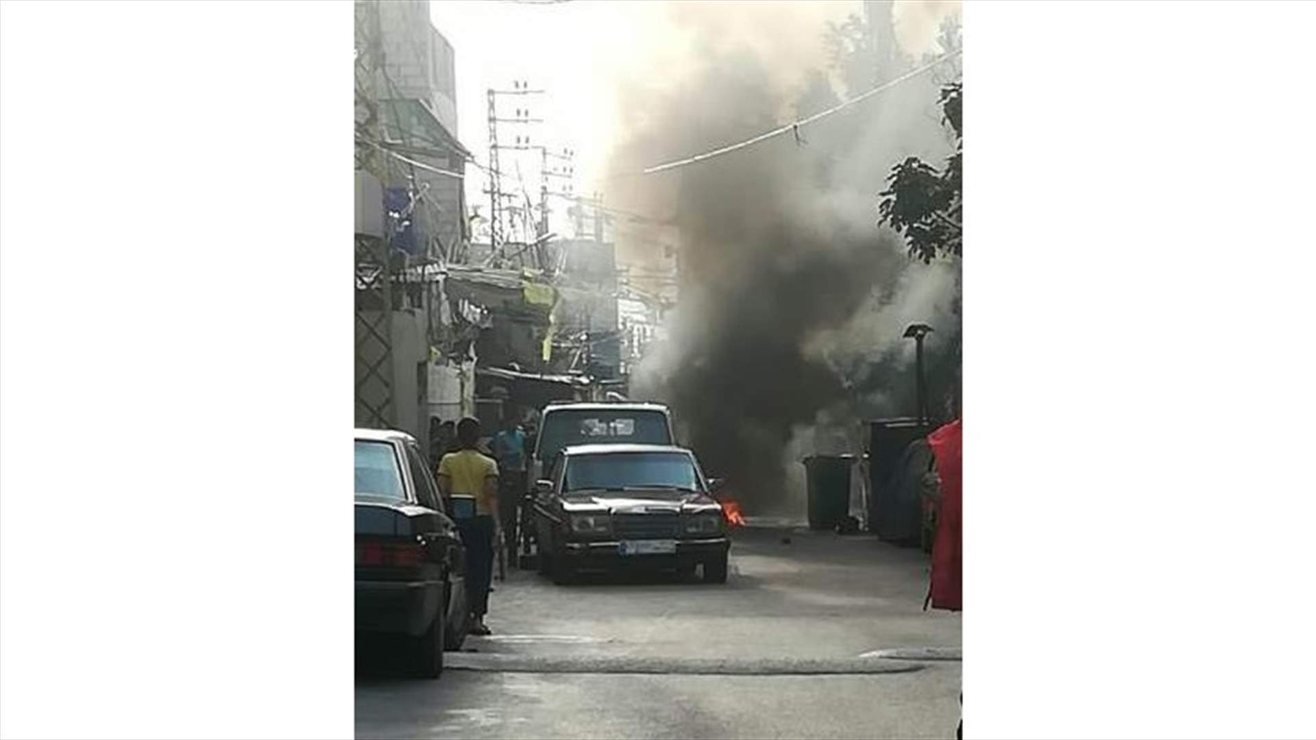 إشعال إطارات في عين الحلوة