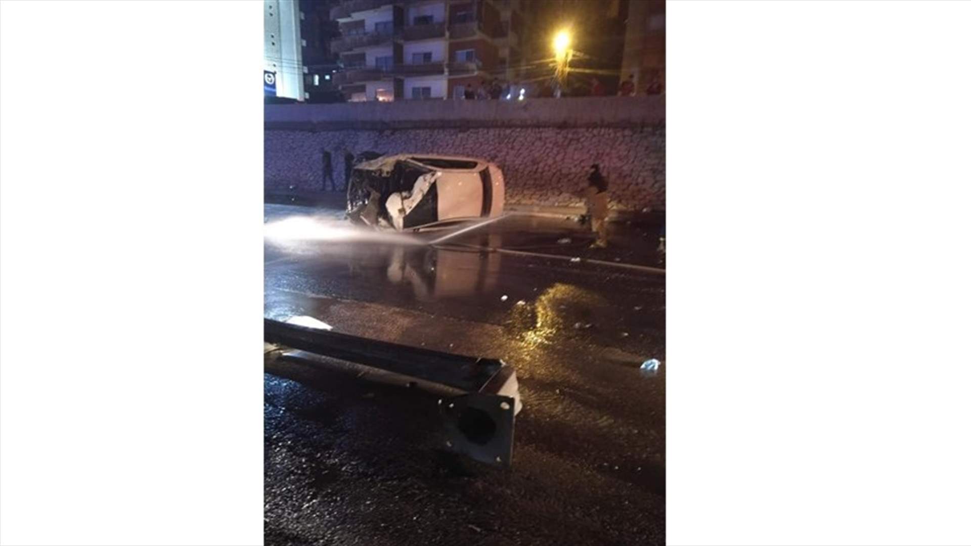 جريحان اثر انقلاب سيارة واندلاع حريق فيها على اوتوستراد جونية ليلا (صوَر)