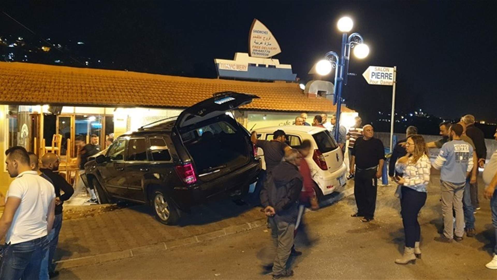 سيارتان اجتاحتا واجهة مطعم عند مدخل نهر إبراهيم (صورة)