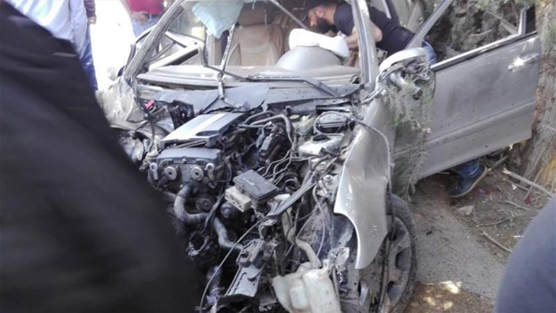 انحراف سيارة واصطدامها بالأشجار في الهرمل... وسقوط جريحين (صورة)