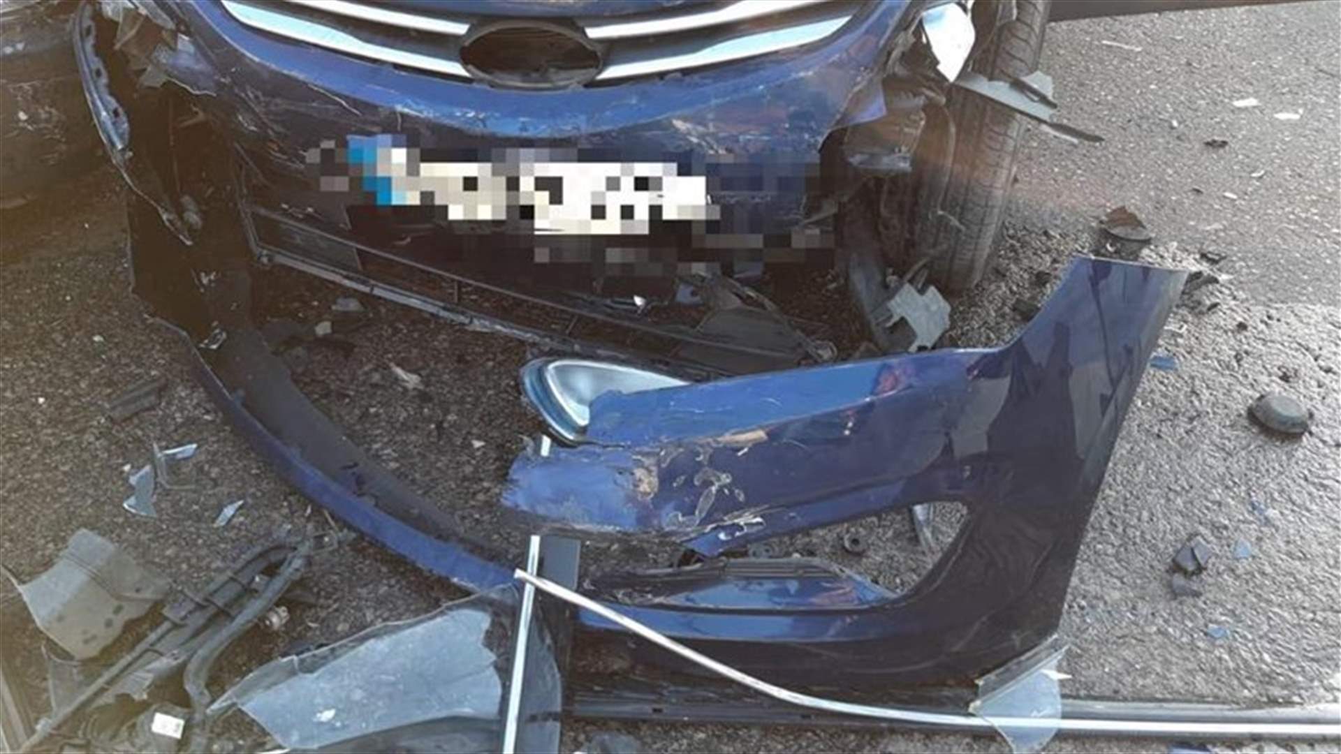 أربعة جرحى في تصادم بين سيارتين على طريق عام ميروبا (صور)