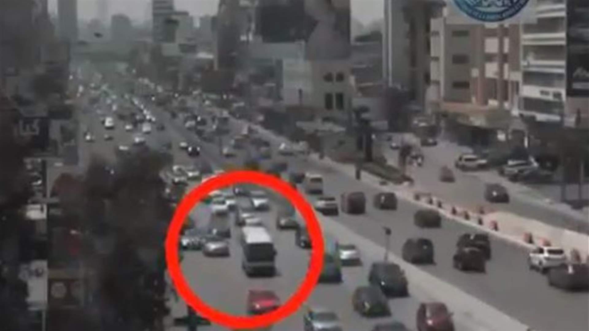 سباق بين سيارتين على اوتوستراد جل الديب... (فيديو)