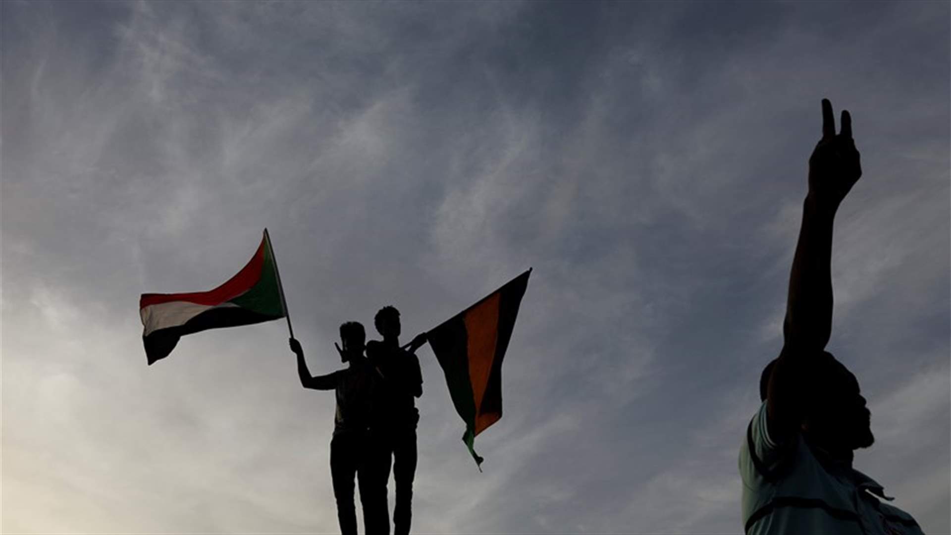 تجمع المهنيين السودانيين: المجلس العسكري الانتقالي يحاول فض اعتصام يطالب بالحكم المدني