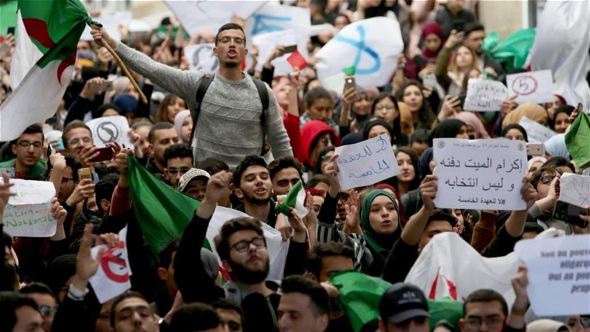 الجيش الجزائري سيعمل على تجنيب البلاد العنف