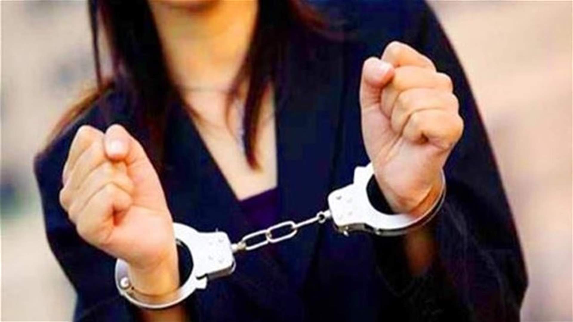 عاملة فندق سرقت الألماس والذهب من احدى الغرف...