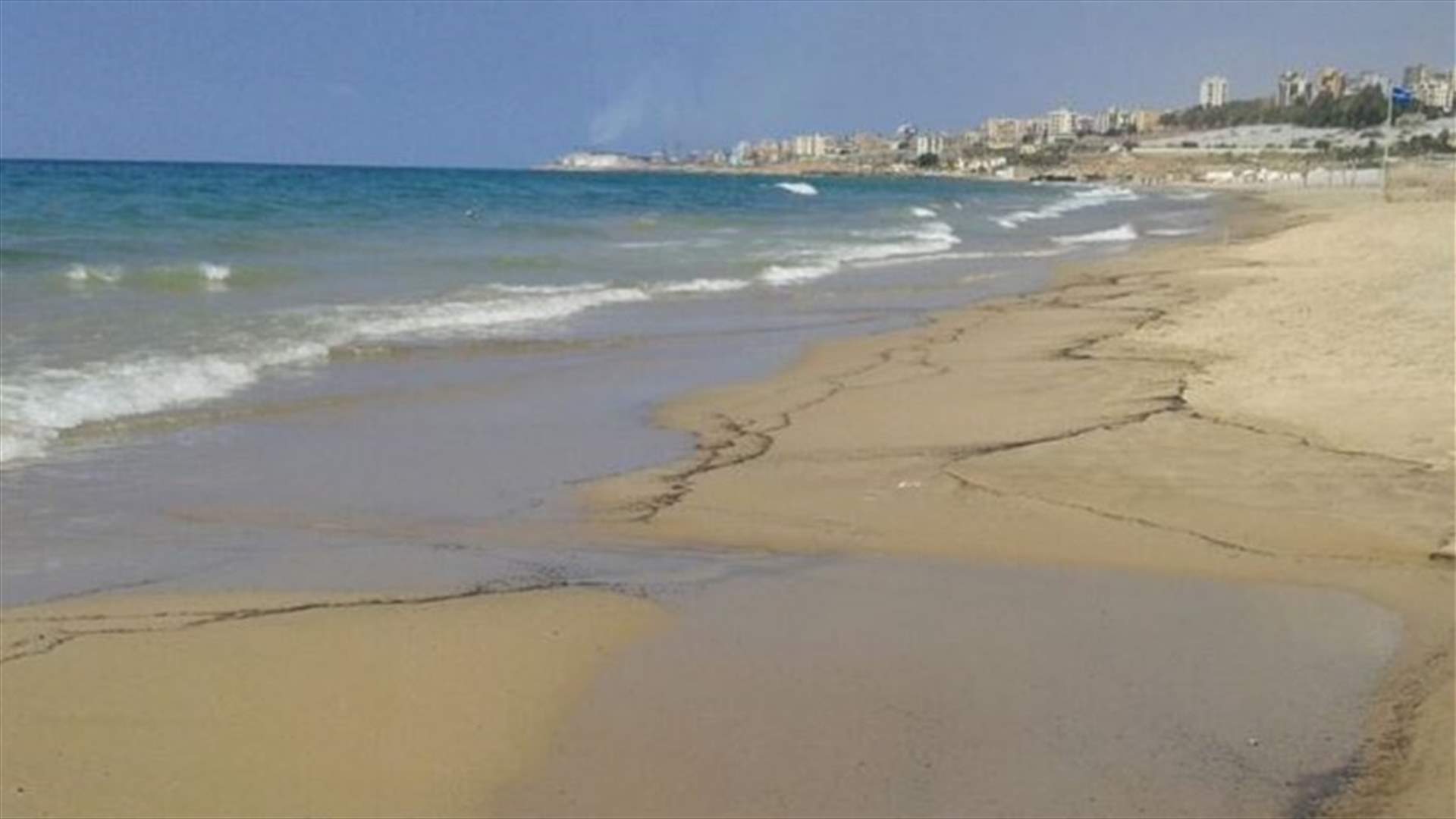 استخراج عينات من الفيول المتسرب على شاطئ الجية