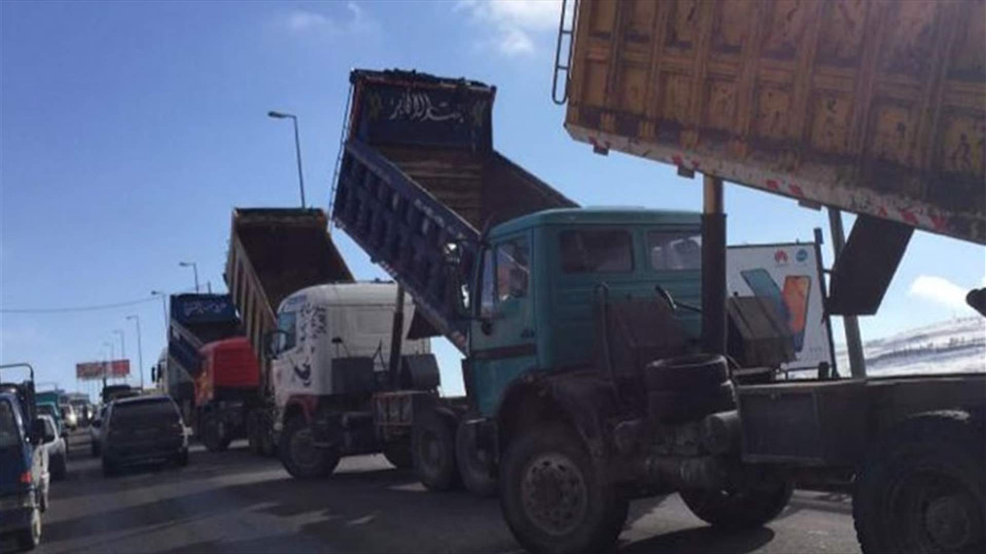 اعتصام لاصحاب شاحنات النقل الخارجي امام الداخلية