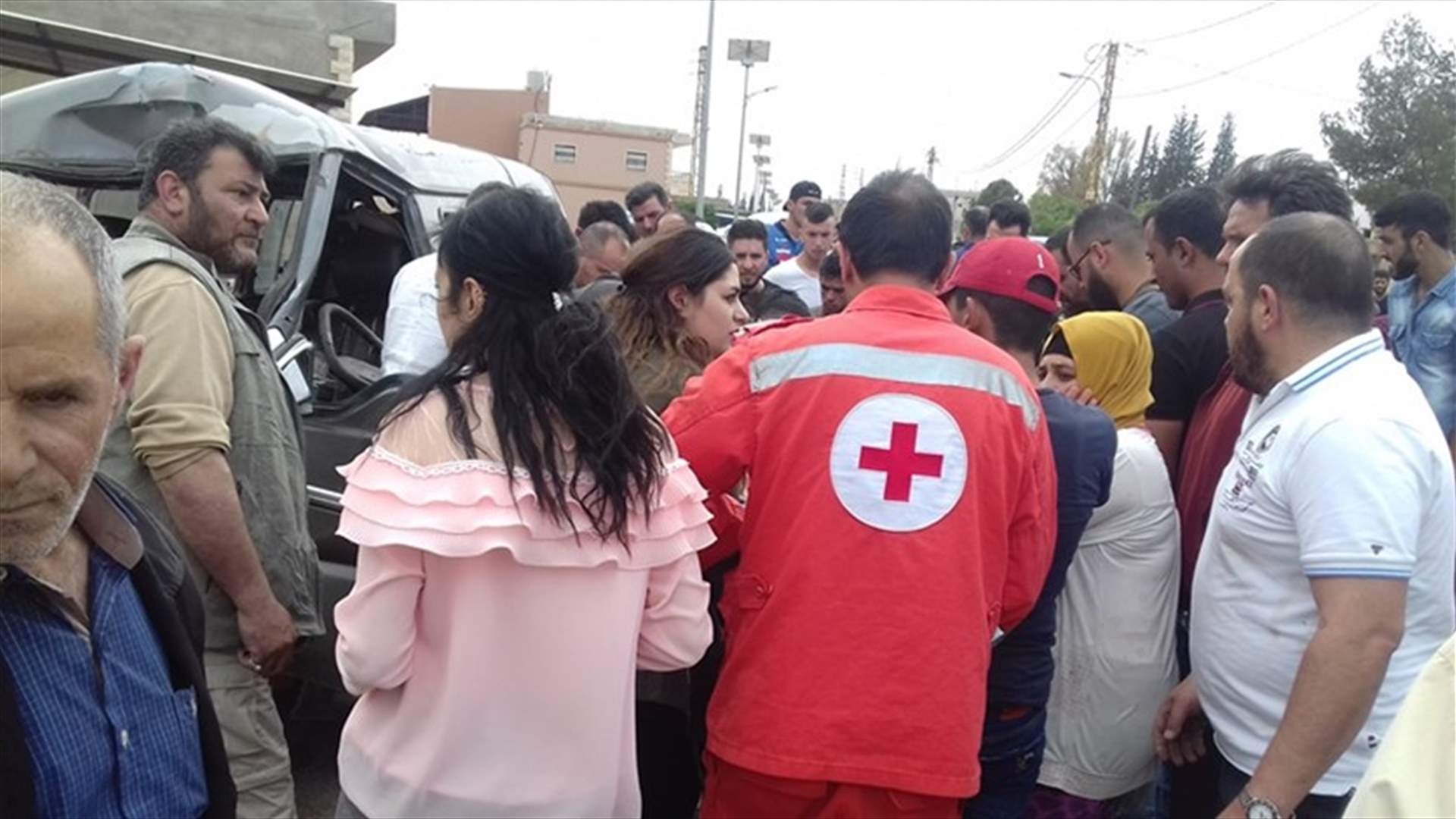 جرحى بإصطدام فان ركاب بعمود إنارة في الهرمل (صورة)