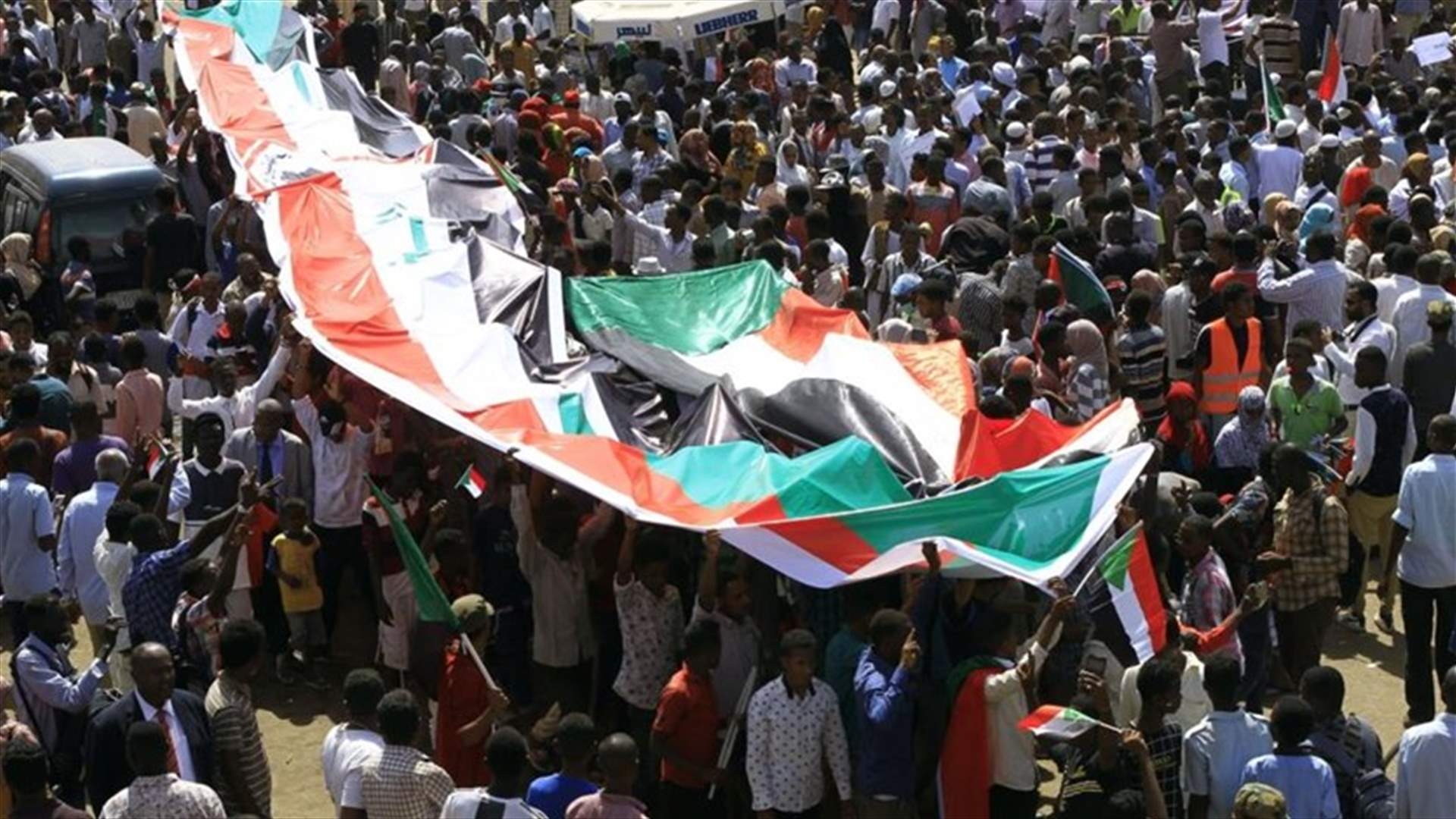 حشود كبيرة من المحتجين السودانيين تنضم إلى "موكب المليون"