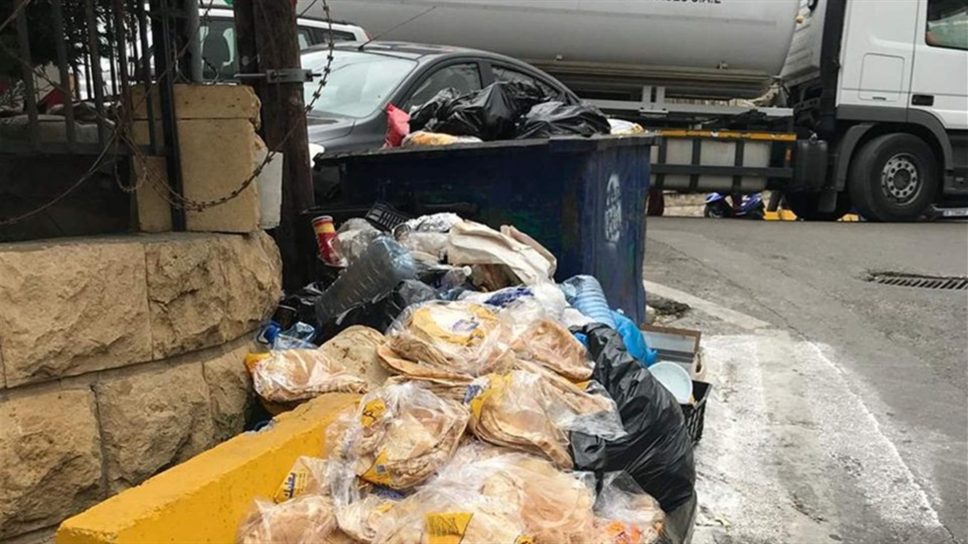 كمية من ربطات الخبز مرمية على الرصيف... هذا ما نشرته اليازا
