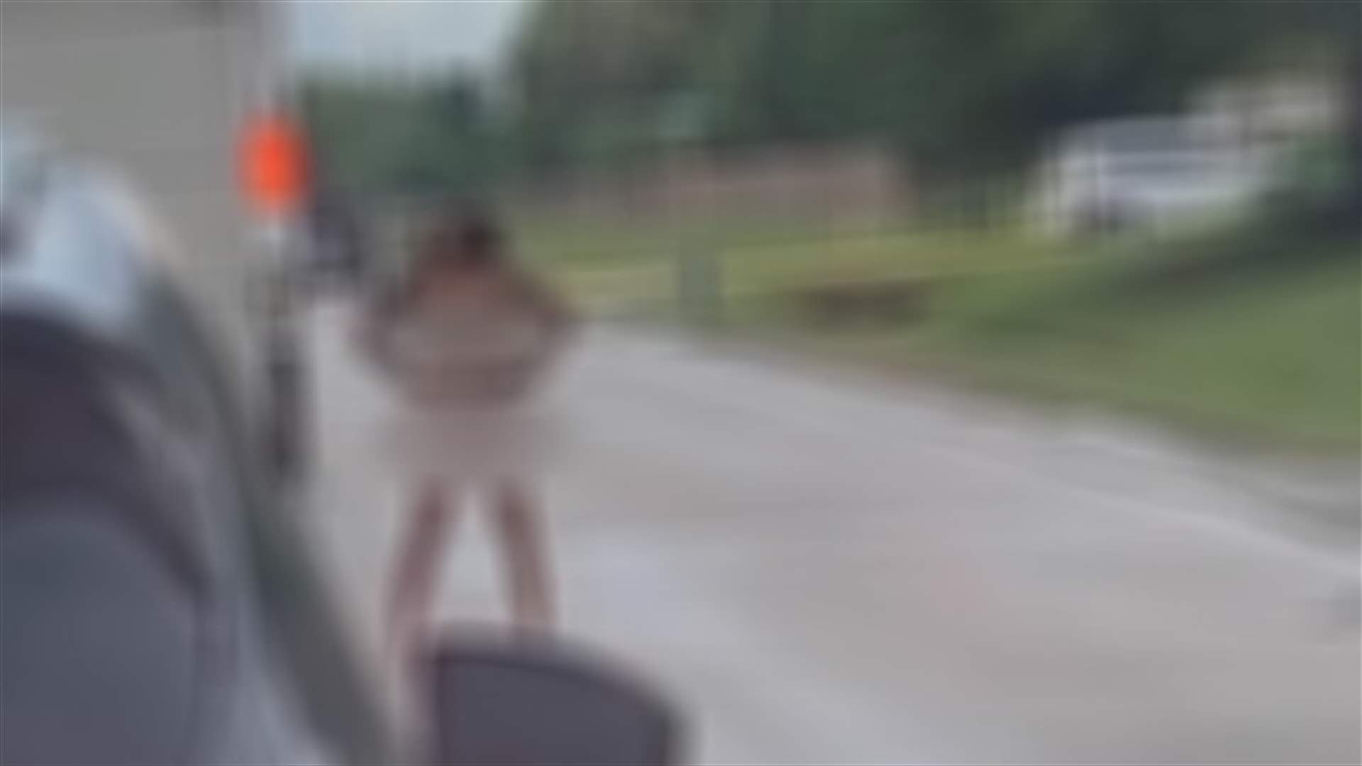 سيدة عارية تماماً توقف حركة المرور على طريق سريع... فيديو يوثّق المشهد الصادم!