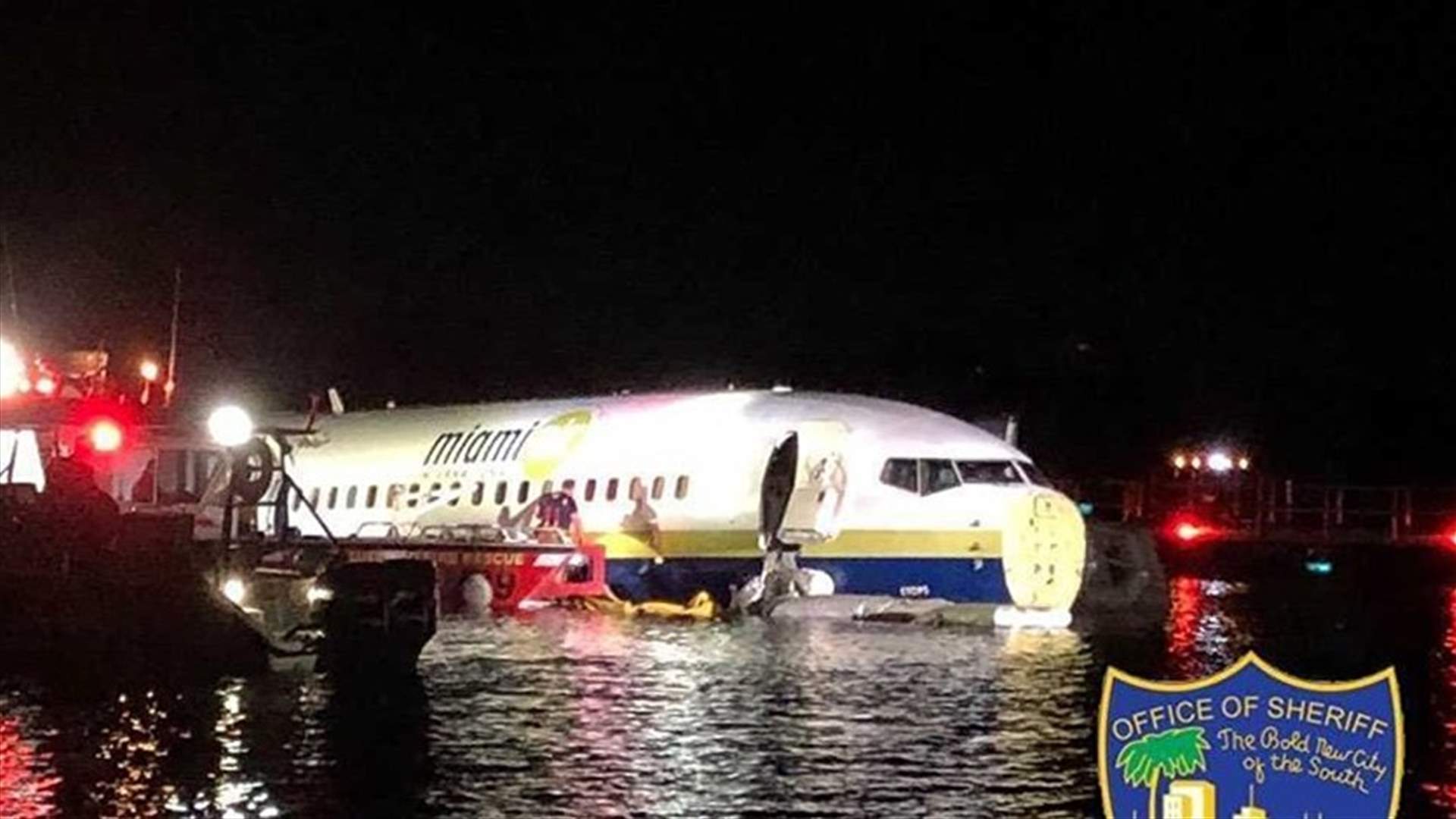 طائرة بوينغ 737 تهبط على سطح نهر بفلوريدا وعلى متنها 136 شخصا ولا قتلى (صور)